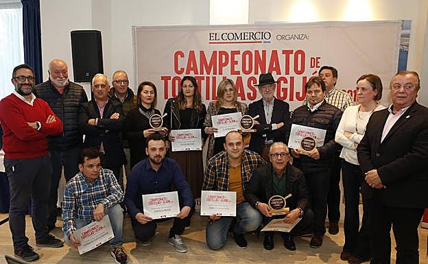 Los ganadores y finalistas de la categoría tortilla tradicional, junto al presidente del jurado del concurso y los patrocinadores y colaboradores. 