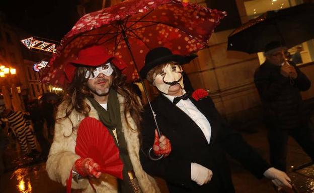 Los Mazcaritos de Oviedo saldrán hoy a la calle para celebrar la noche de las Comadres