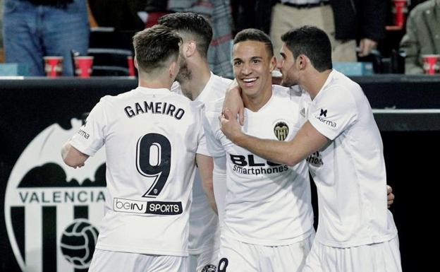 Rodrigo Moreno celebra junto a sus compañeros el único gol del partido.