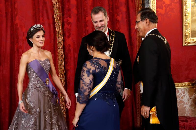 Los Reyes Felipe y Letizia ofrecieron este miércoles una cena de gala en el Palacio Real con motivo del viaje del presidente de Perú, Martín Vizcarra, a España. Doña Letizia recuperó uno vestido de Felipe Varela que ya lució en la celebración previa del enlace del príncipe Guillermo y Kate Middleton