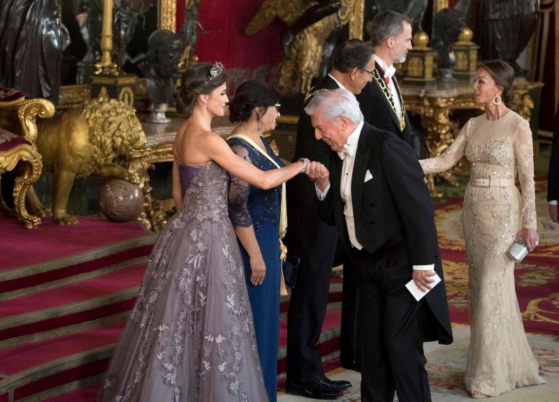 Los Reyes Felipe y Letizia ofrecieron este miércoles una cena de gala en el Palacio Real con motivo del viaje del presidente de Perú, Martín Vizcarra, a España. Doña Letizia recuperó uno vestido de Felipe Varela que ya lució en la celebración previa del enlace del príncipe Guillermo y Kate Middleton