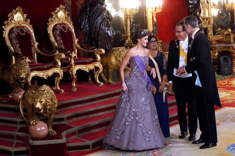 Los Reyes Felipe y Letizia ofrecieron este miércoles una cena de gala en el Palacio Real con motivo del viaje del presidente de Perú, Martín Vizcarra, a España. Doña Letizia recuperó uno vestido de Felipe Varela que ya lució en la celebración previa del enlace del príncipe Guillermo y Kate Middleton