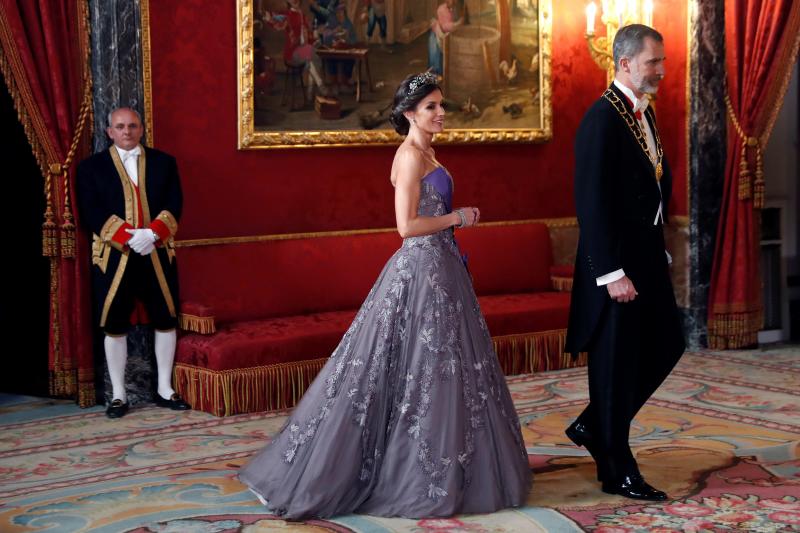 Los Reyes Felipe y Letizia ofrecieron este miércoles una cena de gala en el Palacio Real con motivo del viaje del presidente de Perú, Martín Vizcarra, a España. Doña Letizia recuperó uno vestido de Felipe Varela que ya lució en la celebración previa del enlace del príncipe Guillermo y Kate Middleton