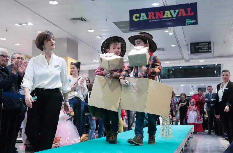 Un año más, los más pequeños hacen gala de una gran creatividad para desfilar en el concurso de disfraces de El Corte Inglés.