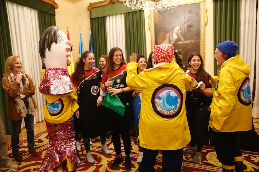 El Antroxu de Gijón 2019 ha arrancado con el tradicional pasacalles, la lectural del pregón a cargo de la compañía 'Higiénico Papel' y el disfraz a la estatua de Pelayo