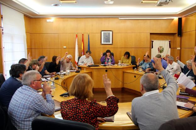 Los concejales de la Corporación de Carreño votan uno de los puntos abordados ayer en el Pleno. 