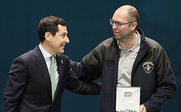 El director técnico de la brigada minera de Hunosa recoge la Medalla de Andalucía