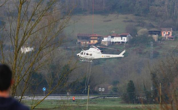 Momento en el que el helicóptero es sacado del río Narcea.