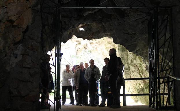 Los visitantes acceden a la cueva en la apertura de la temproada. 