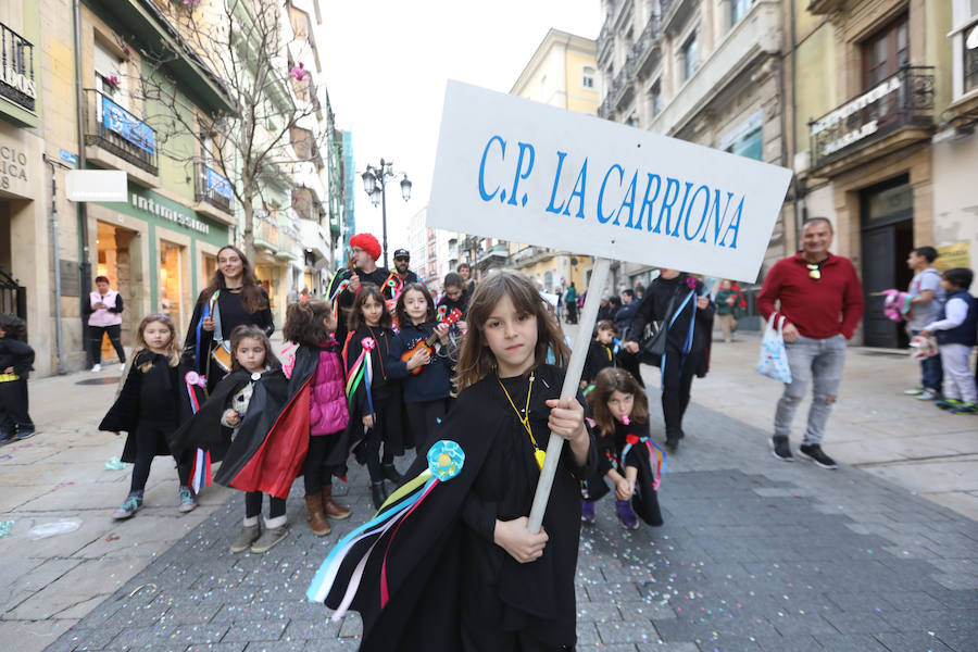 Cientos de escolares celebran el carnaval por el centro de Avilés y con una fiesta en el Quirinal