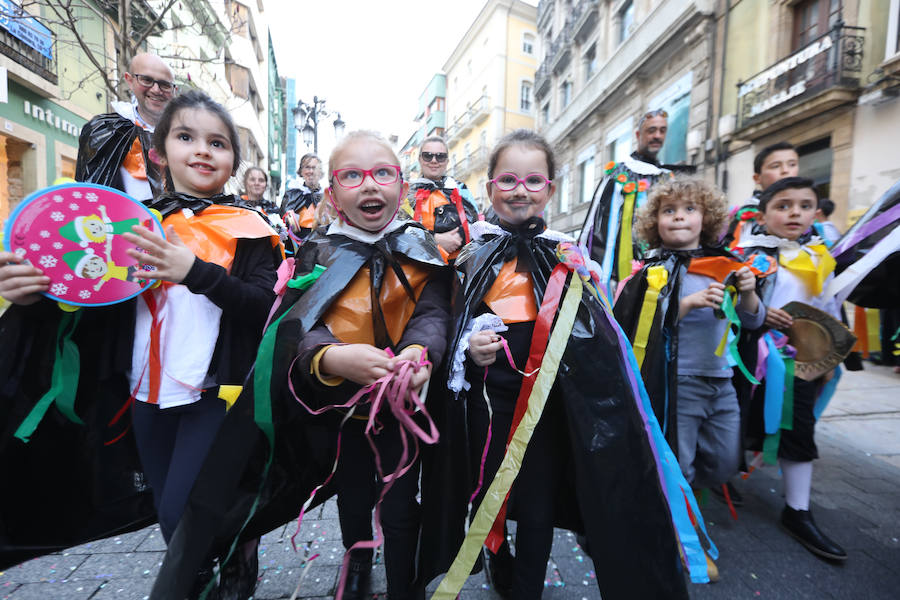 Cientos de escolares celebran el carnaval por el centro de Avilés y con una fiesta en el Quirinal