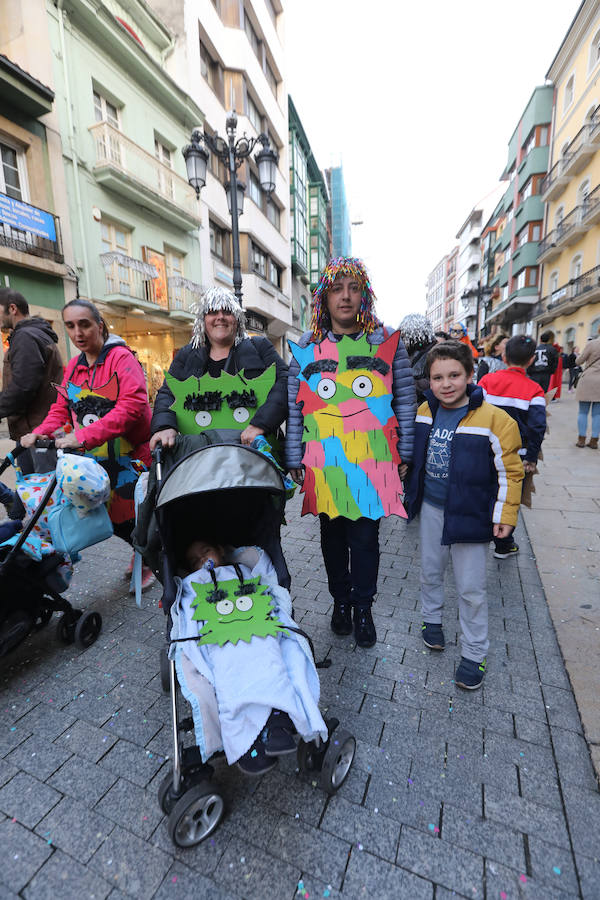 Cientos de escolares celebran el carnaval por el centro de Avilés y con una fiesta en el Quirinal