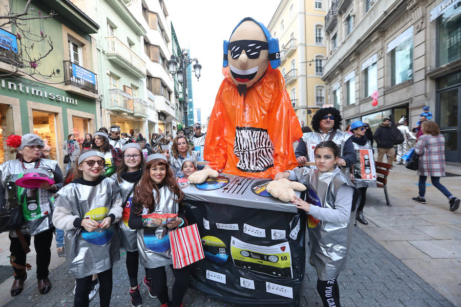 Cientos de escolares celebran el carnaval por el centro de Avilés y con una fiesta en el Quirinal