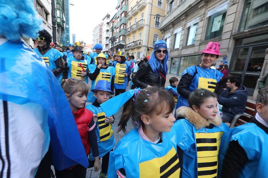 Cientos de escolares celebran el carnaval por el centro de Avilés y con una fiesta en el Quirinal