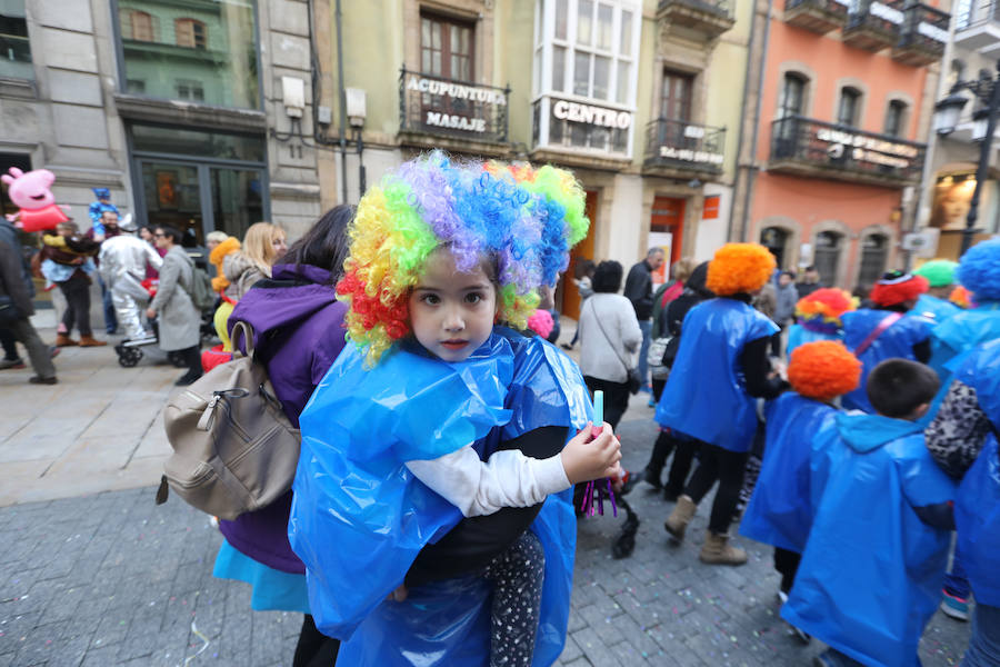 Cientos de escolares celebran el carnaval por el centro de Avilés y con una fiesta en el Quirinal