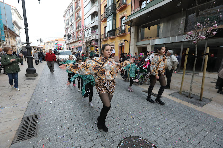 Cientos de escolares celebran el carnaval por el centro de Avilés y con una fiesta en el Quirinal