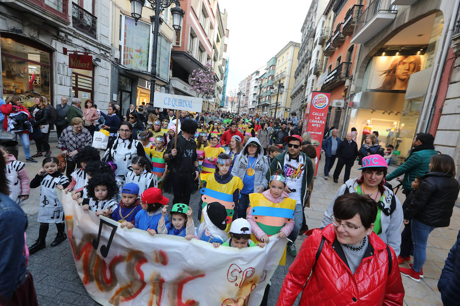 Cientos de escolares celebran el carnaval por el centro de Avilés y con una fiesta en el Quirinal