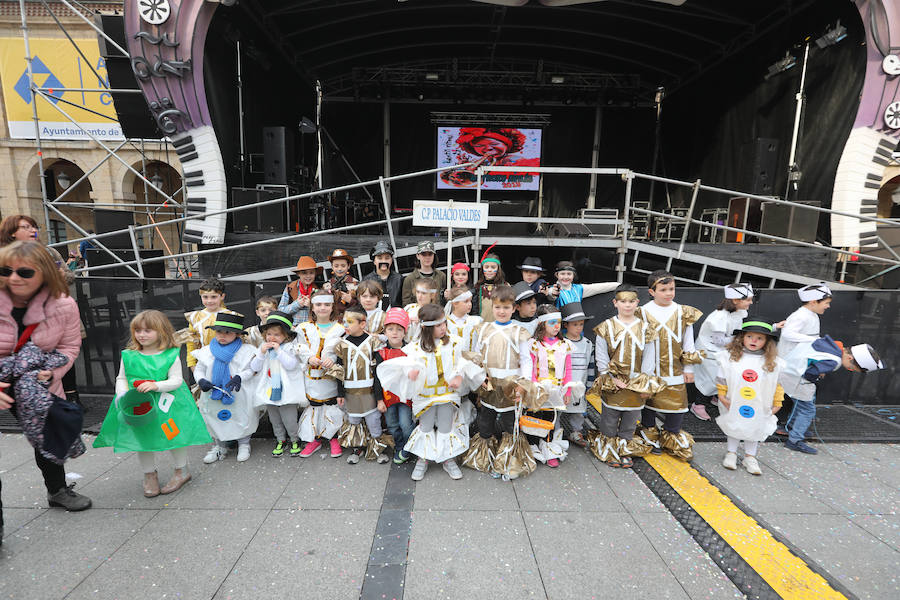 Cientos de escolares celebran el carnaval por el centro de Avilés y con una fiesta en el Quirinal