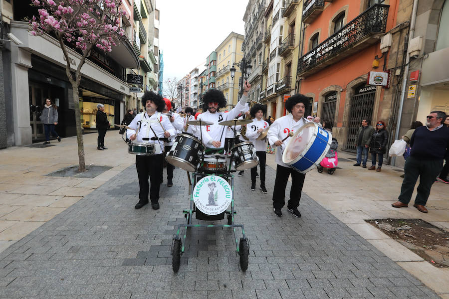 Cientos de escolares celebran el carnaval por el centro de Avilés y con una fiesta en el Quirinal