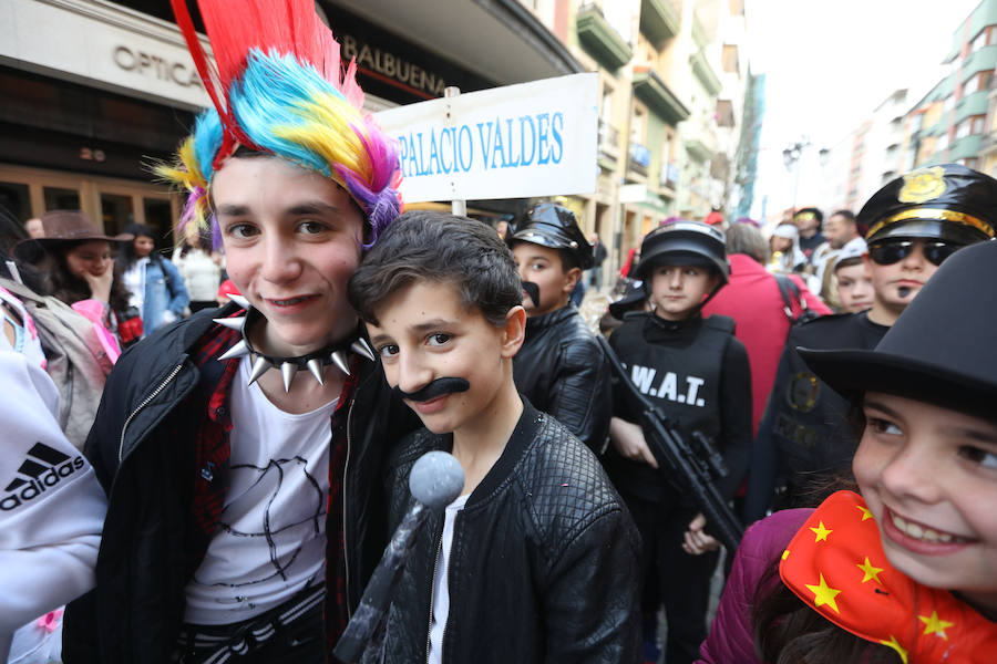 Cientos de escolares celebran el carnaval por el centro de Avilés y con una fiesta en el Quirinal