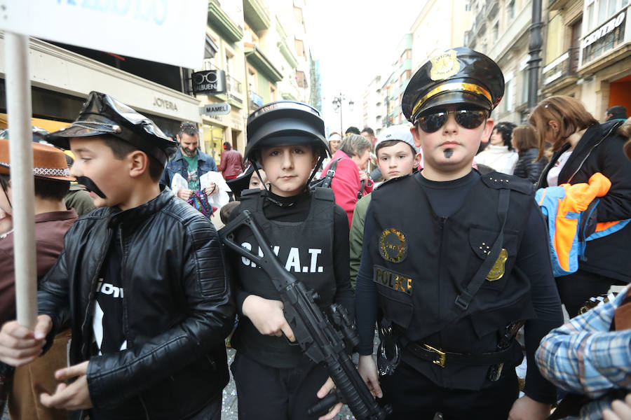 Cientos de escolares celebran el carnaval por el centro de Avilés y con una fiesta en el Quirinal