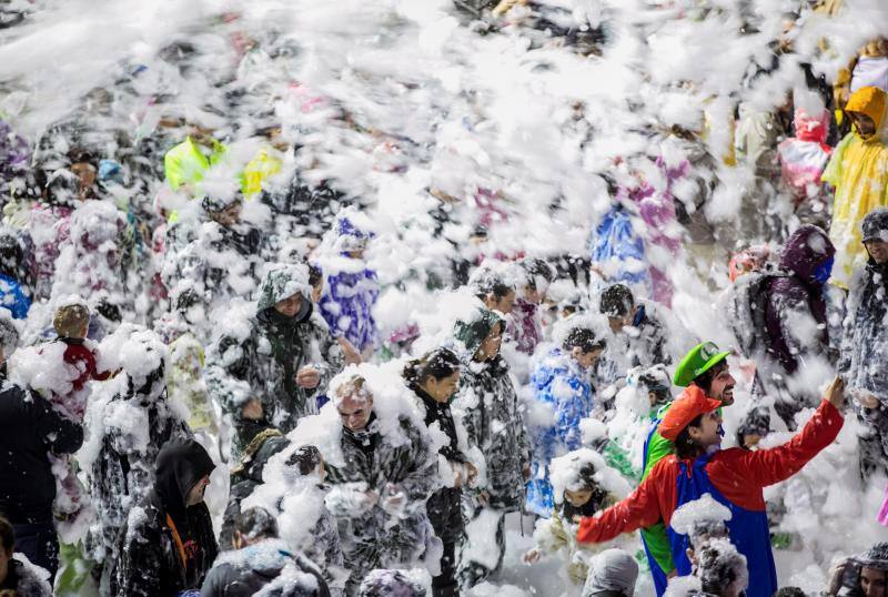 Treinta mil litros de espuma y agua inundaron el casco histórico de villa en una cita en la que las temperaturas agradables y los cielos despejados han estado presentes durante todo el recorrido