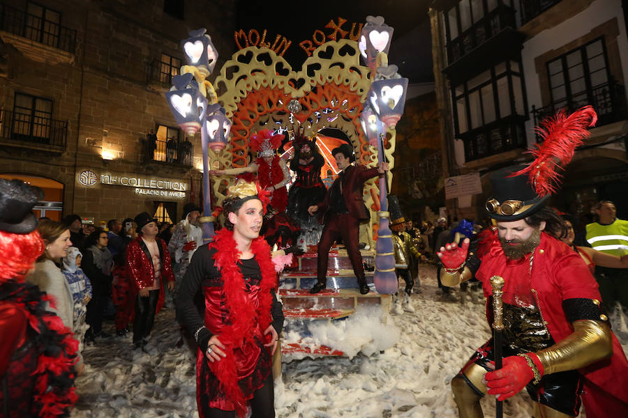 Treinta mil litros de espuma y agua inundaron el casco histórico de villa en una cita en la que las temperaturas agradables y los cielos despejados han estado presentes durante todo el recorrido