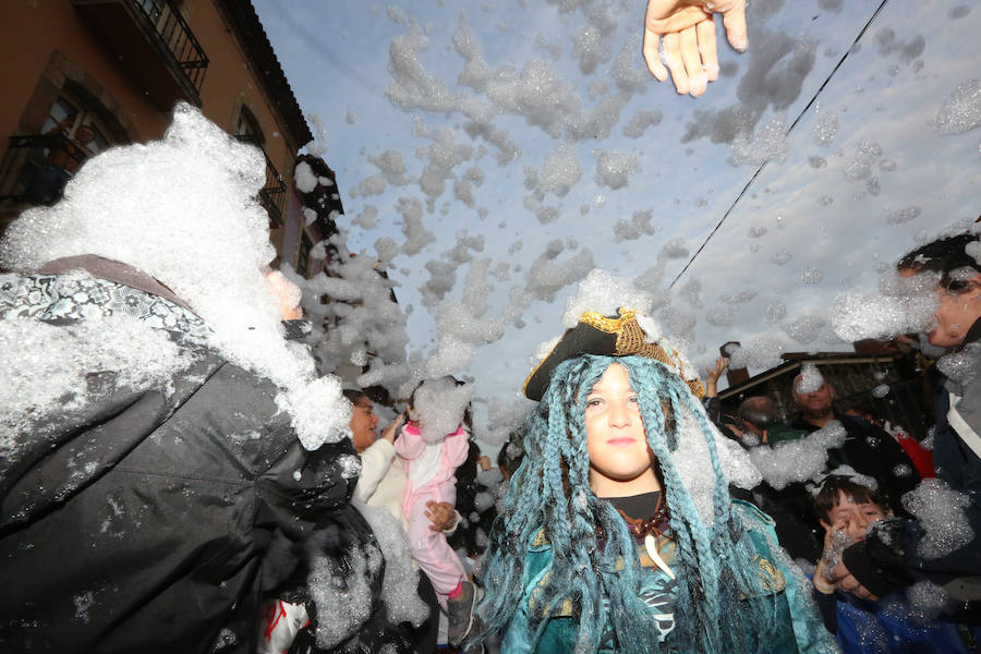 Treinta mil litros de espuma y agua inundaron el casco histórico de villa en una cita en la que las temperaturas agradables y los cielos despejados han estado presentes durante todo el recorrido