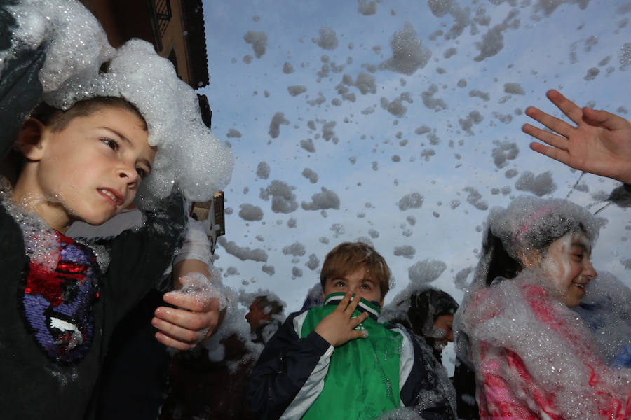 Treinta mil litros de espuma y agua inundaron el casco histórico de villa en una cita en la que las temperaturas agradables y los cielos despejados han estado presentes durante todo el recorrido