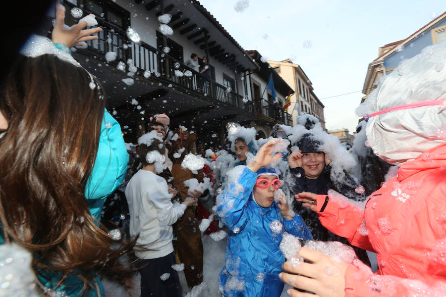 Treinta mil litros de espuma y agua inundaron el casco histórico de villa en una cita en la que las temperaturas agradables y los cielos despejados han estado presentes durante todo el recorrido