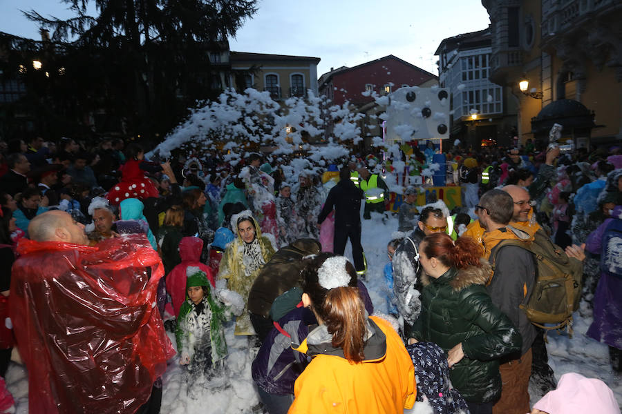 Treinta mil litros de espuma y agua inundaron el casco histórico de villa en una cita en la que las temperaturas agradables y los cielos despejados han estado presentes durante todo el recorrido