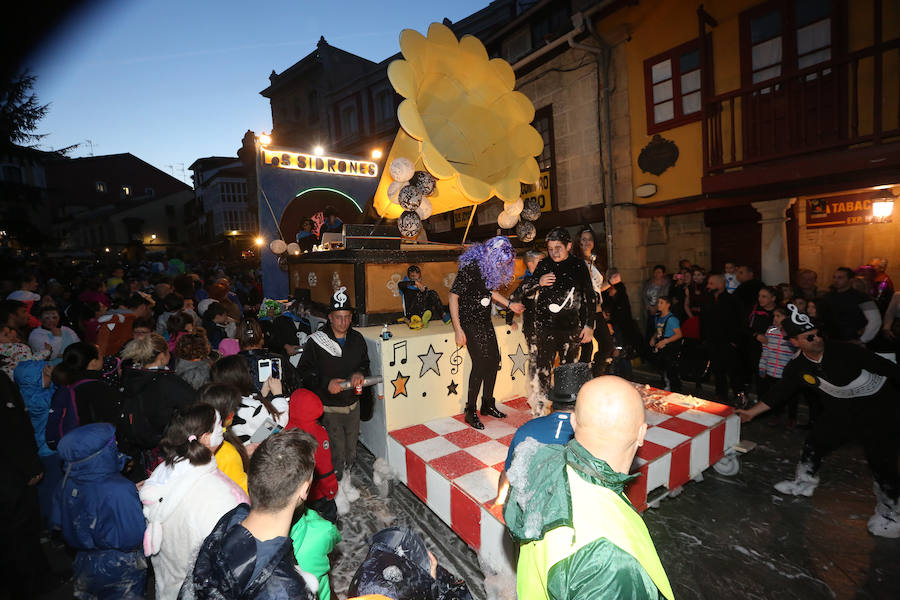 Treinta mil litros de espuma y agua inundaron el casco histórico de villa en una cita en la que las temperaturas agradables y los cielos despejados han estado presentes durante todo el recorrido