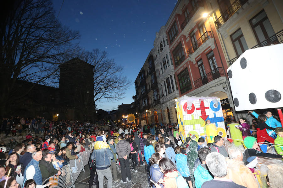 Treinta mil litros de espuma y agua inundaron el casco histórico de villa en una cita en la que las temperaturas agradables y los cielos despejados han estado presentes durante todo el recorrido