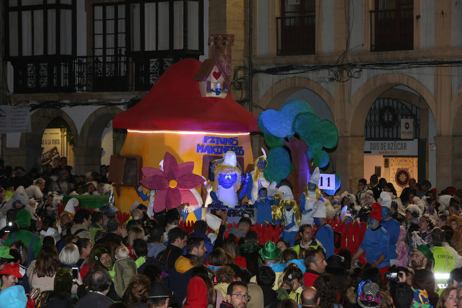 Treinta mil litros de espuma y agua inundaron el casco histórico de villa en una cita en la que las temperaturas agradables y los cielos despejados han estado presentes durante todo el recorrido