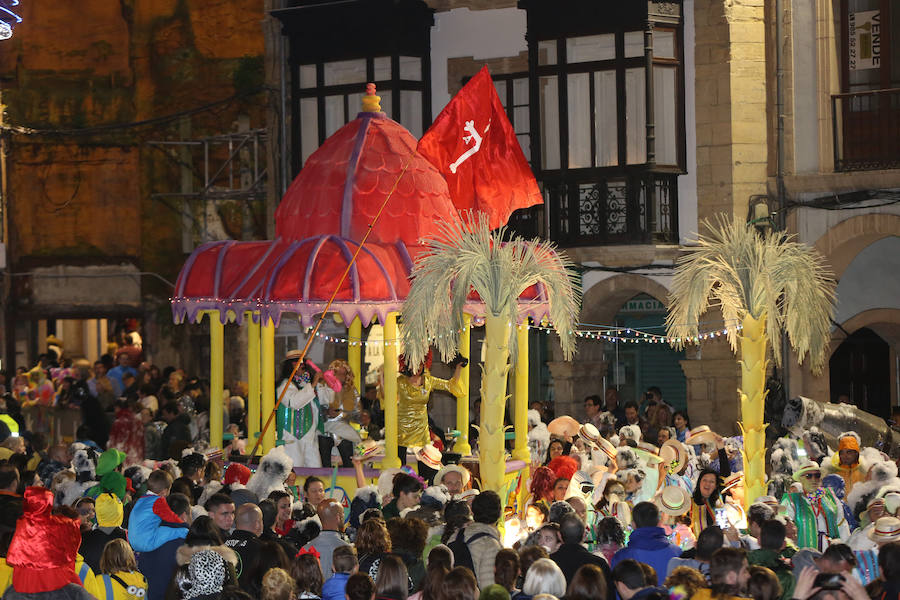 Treinta mil litros de espuma y agua inundaron el casco histórico de villa en una cita en la que las temperaturas agradables y los cielos despejados han estado presentes durante todo el recorrido