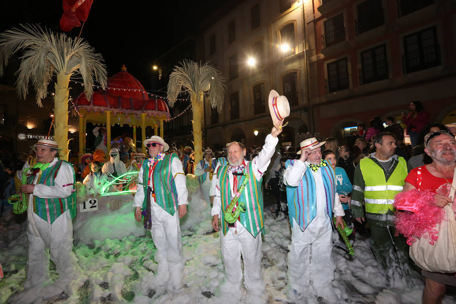 Treinta mil litros de espuma y agua inundaron el casco histórico de villa en una cita en la que las temperaturas agradables y los cielos despejados han estado presentes durante todo el recorrido