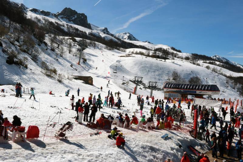 Algunos no quisieron desaprovechar el buen tiempo para pasar una jornada en la nieve pero eso sí, con un toque de carnaval