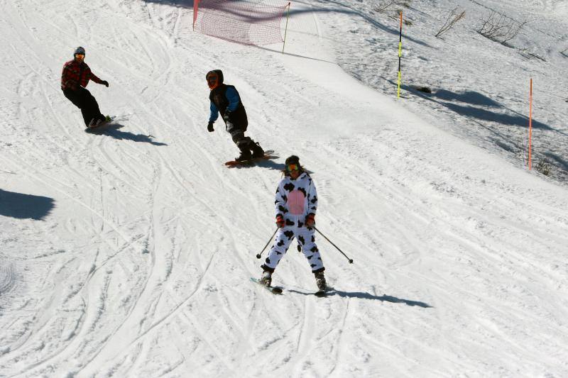 Algunos no quisieron desaprovechar el buen tiempo para pasar una jornada en la nieve pero eso sí, con un toque de carnaval