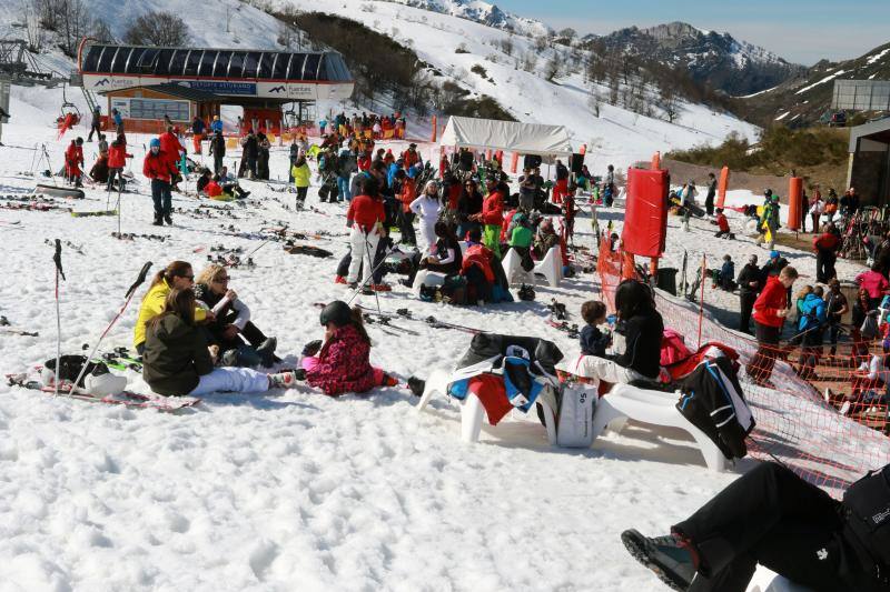 Algunos no quisieron desaprovechar el buen tiempo para pasar una jornada en la nieve pero eso sí, con un toque de carnaval