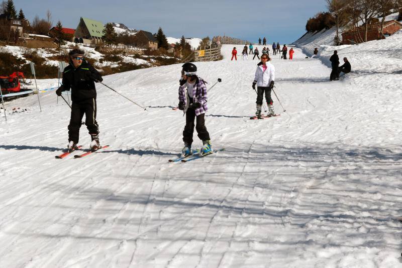 Algunos no quisieron desaprovechar el buen tiempo para pasar una jornada en la nieve pero eso sí, con un toque de carnaval