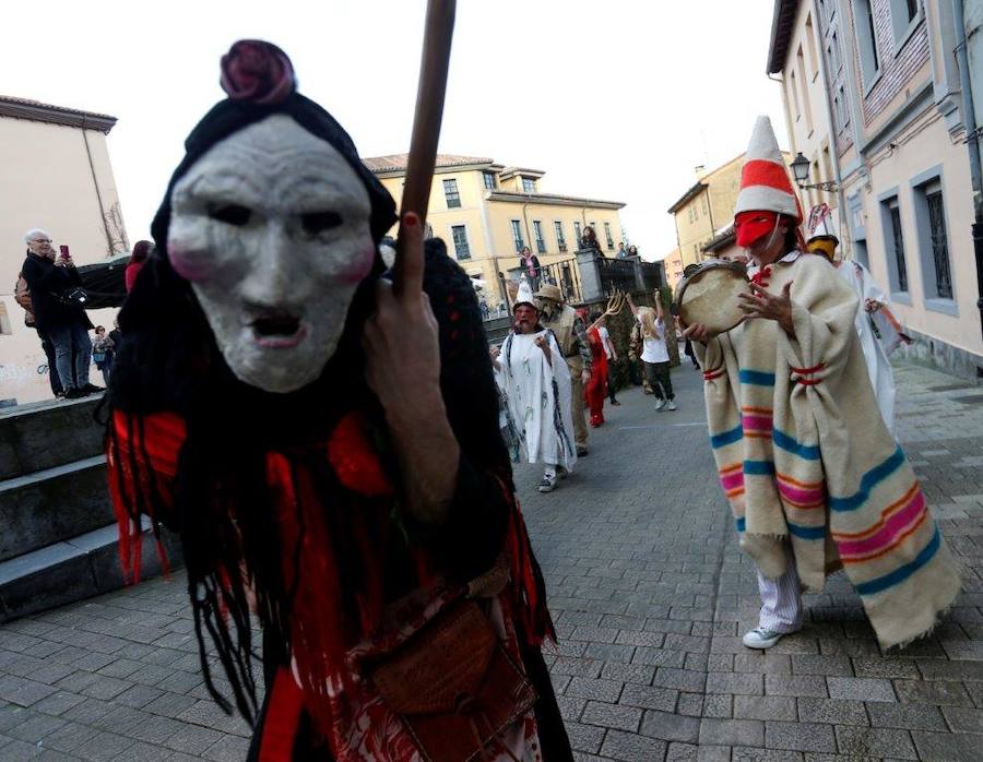 Los veinte personajes hicieron comedia por una decena de calles del casco histórico y después plantaron la vieya