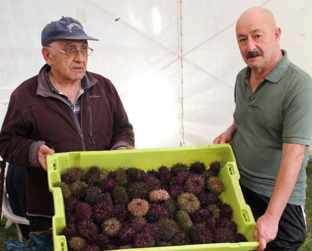 Los organizadores muestran uno de los lotes de oricios al natural que se ofertan este año al precio de 16 euros la docena. 