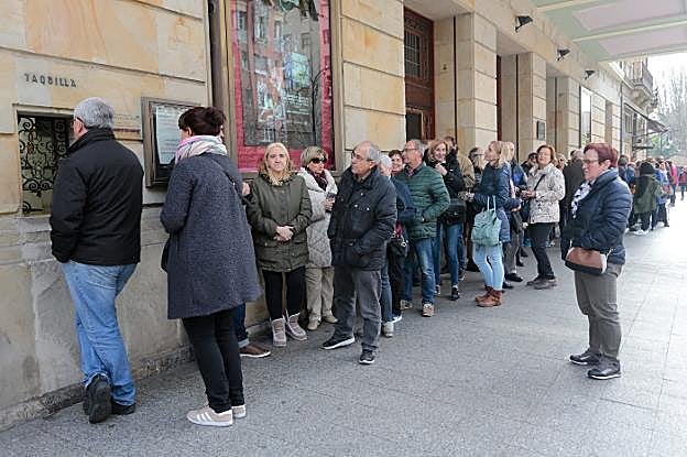 Carnaval en Gijón: Colas para tener entrada al concurso de disfraces de niños de antroxu