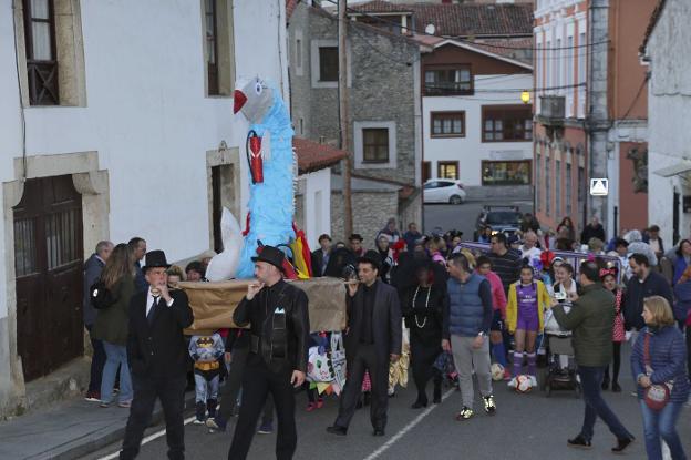 Decenas de personas acompañaron al cortejo fúnebre de la sardina por Colombres. 