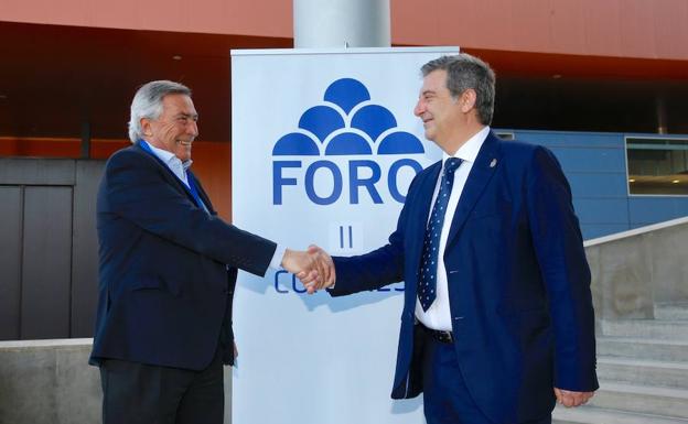 Álvaro Muñiz y Esteban Aparicio se saludan al inicio del congreso de Foro en Gijón.