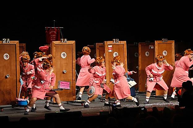 Perdíos, o más bien Perdías de los Nervios, en el patio de vecinas que montó la charanga. 