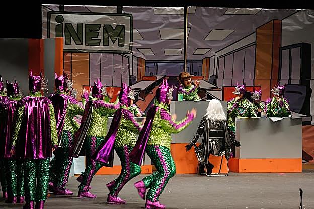 Los Folixa pa toos hicieron cola en el INEM vestidos de superhéroes. Y ni aun así. 