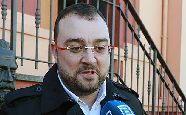 Adrián Barbón, ayer, en Pola de Laviana. 