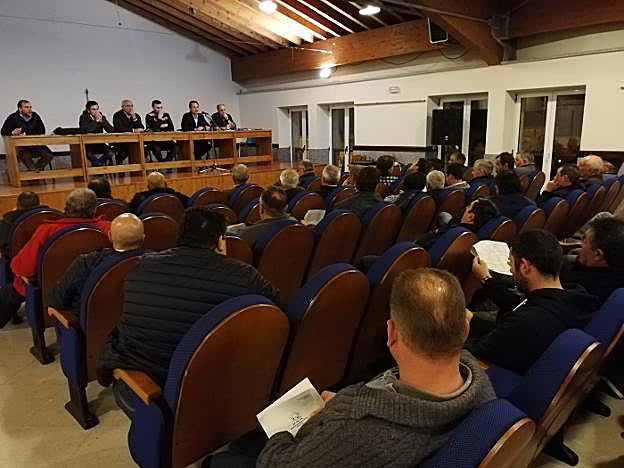 Un momento de la asamblea de ayer en Infiesto. 