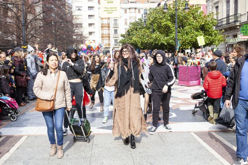 Centenares de niños han desfilado por el centro de Gijón en un colorido pasacalles.